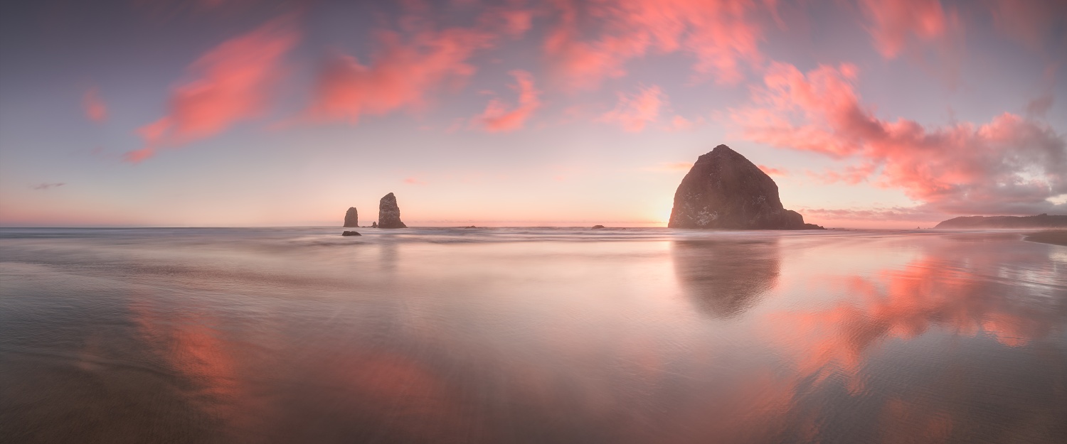Cannon beach po západu slunce, Oregon, USA