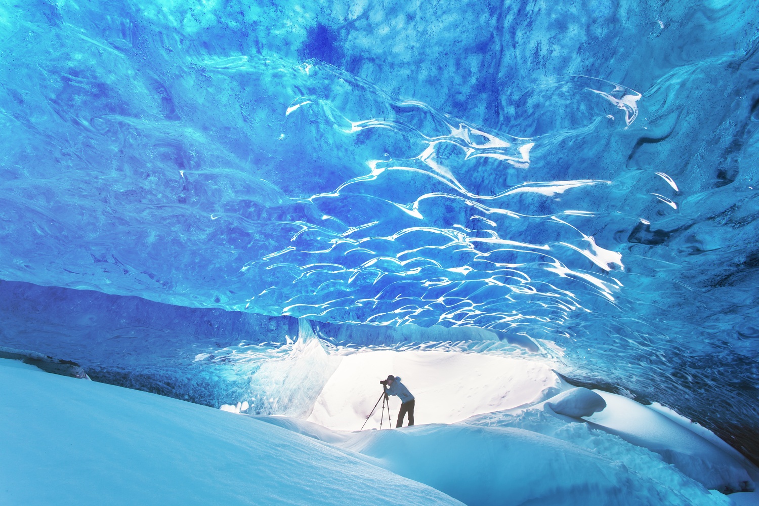 Fotograf v ledovcové jeskyni, Island