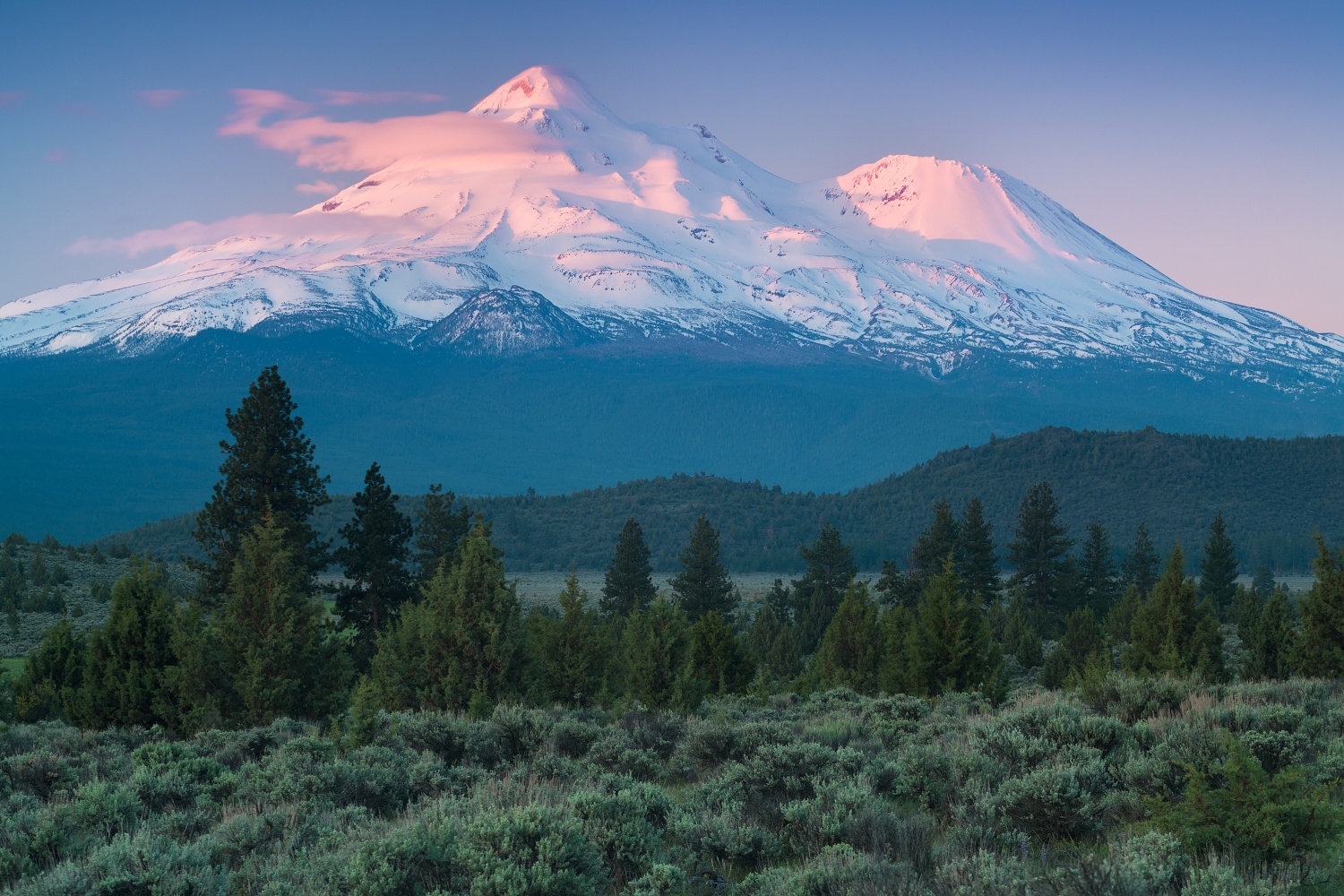 Mount Shasta v ranním slunci, Kalifornie, USA